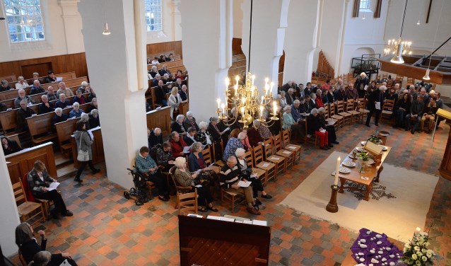 Zo zal het nooit meer worden in de Dorpskerk. De banken en de stoelen staan te koop. Foto: PR.