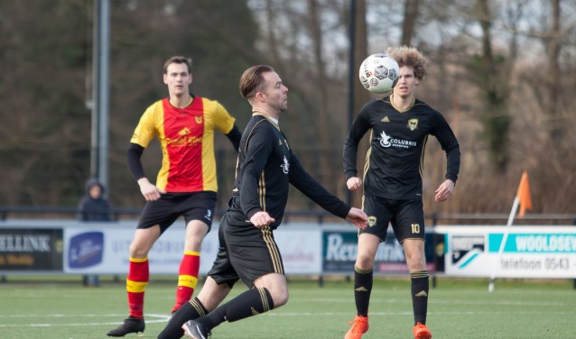 Ralph van der Burg probeert tegen Stevo de bal onder controle te brengen. Op de achtergrond kijkt zijn medespeler Lenn Redeker toe. Foto: Marco ter Haar.