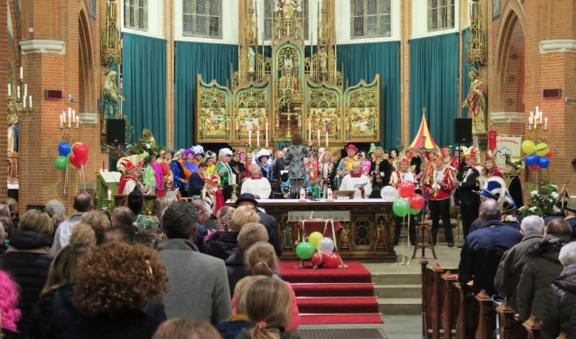 Carnavalsviering 2018 met centraal Roos en Noor. Foto: Theo Huijskes