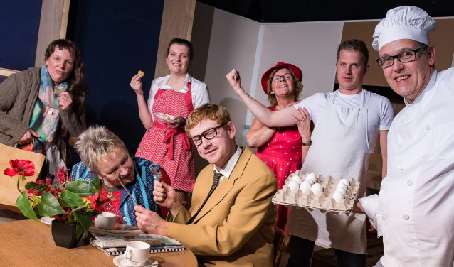 Mevrouw van Schie (gespeeld door Ida Leijenhorst), mede eigenaar van de bakkerij, overtuigt namelijk haar man Theo van Schie (Erwin Bannink) met een briljant idee om de bakkerij nieuw leven in te blazen. Foto: Mark Koeleman.