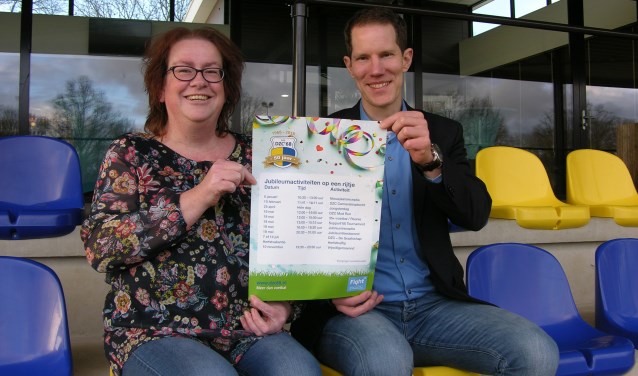 Daphne Ankersmit en Jeroen Sanders, de organisatoren van het Reünie Voetbaltoernooi. Foto: John van der Kamp