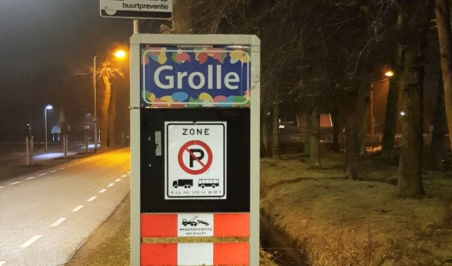 Het nieuwe door ‘Kom Mien Neet An Grolle’ geïntroduceerde plaatsnaambord. Foto: Theo Huijskes