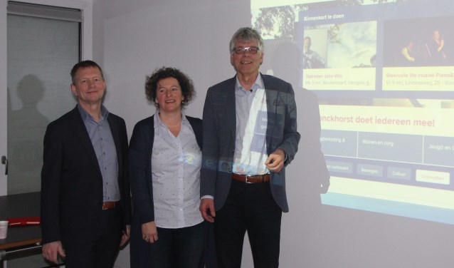 V.l.n.r.: wethouder Antoon Peppelman, Hanneke Kruissink (beheerder van de site) en Siert Wieringa, voorzitter van Wijzelf Achterhoek. Foto: PR