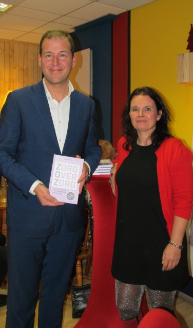 Lodewijk Asscher met het boek van Marianne Kock. Foto: Bert Vinkenborg