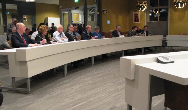Zes insprekers over de Beggelderdijk bij de RTG Ruimte. Geheel links wethouder Nijland. Foto: Bernhard Harfsterkamp