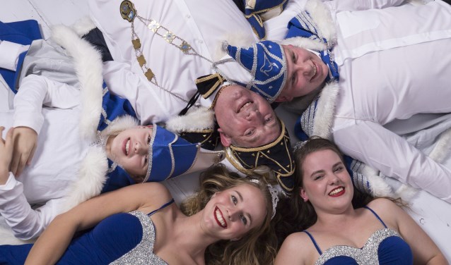 Prins Erik de tweede en adjudant Mark, Jeugdprins Pieter en adjudant Vinnie, en de hofdames Anouk en Kimberley. Foto: PR
