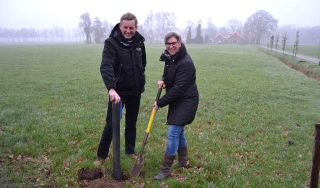 Burgemeester Anton Stapelkamp en Ina Somsen, secretaris SAAP plaatsen de eerste wildreflector. Foto: Karin Stronks