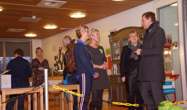 Ook burgemeester Anton Stapelkamp kwam een kijkje nemen. Foto: Frank Vinkenvleugel