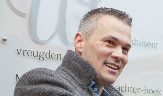 Peter Nieuwenhuis voor een van zijn muurgedichten met tekst van Willem Sluiter. Foto: Peter Nieuwenhuis