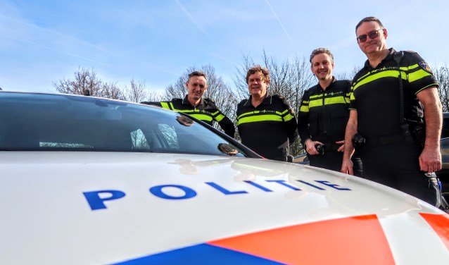 De wijkagenten van Bronckhorst: Fons Bouwmeister (Hengelo), Cor Kleijkamp (Vorden), Wouter Pol (Zelhem) en Harm Baarslag (Steenderen). Op de foto ontbreekt Jack Witmarsum, de wijkagent in Hummelo en Keppel. Foto: Luuk Stam