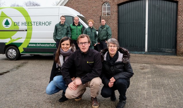 Peter Lubbers met zijn vriendin Dewi (links), zijn moeder Ada en de werknemers van hoveniersbedrijf De Heesterhof. Foto: Luuk Stam
