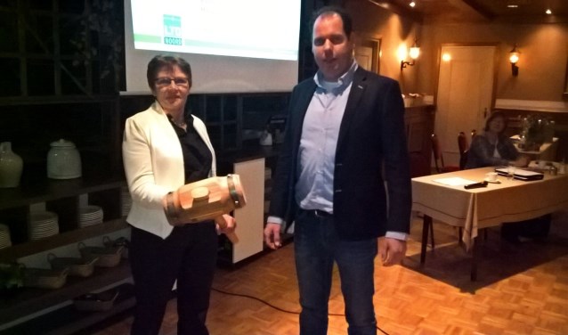 Marja Hartman ontvangt de voorzittershamer van Jan Willem Huetink. Foto: PR