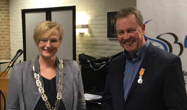 Wim Papperse ontving uit handen van burgemeester Besselink de koninklijke onderscheiding. Foto: PR
