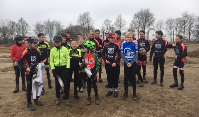 De Peddelaars samen met de Duitse fietsers bij de baan in Bocholt. Foto: PR