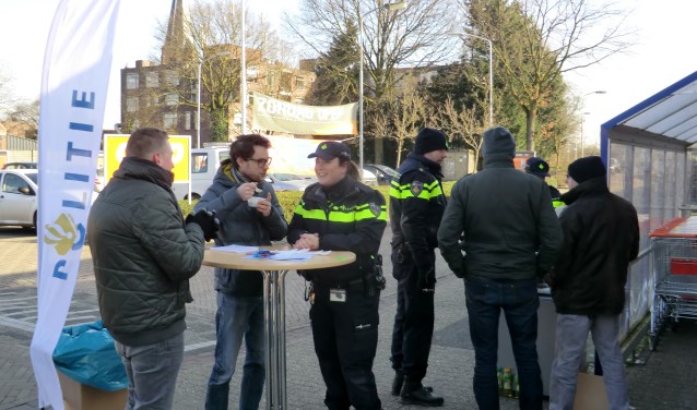 Soep eten en een babbeltje maken met de wijkagent, woensdagmiddag in Gendringen. Foto± Walter Hobelman