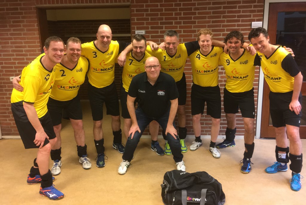 Heren 5 als eerste in nieuwe tenues van volleybalvereniging DVO uit Hengelo. Foto: PR