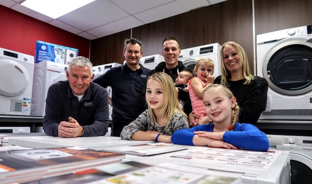 Ferdy Klein Brinke (derde van links, te midden van zijn gezin) is de nieuwe eigenaar van Dutch PC Electronics in Vorden. Hij heeft de zaak overgenomen van Bennie Mentink (meest links). Tussen hen in René Bosman. Foto: Luuk Stam