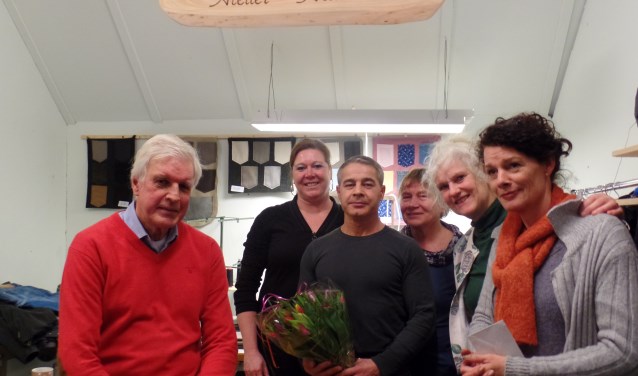 Kamieran Baker te midden van (v.l.n.r.) Martien Pater, Riske Legtenberg, Trees Schutte, José la Croix en Ivonne Ligtenberg in zijn nieuwe atelier. Foto: Jan Hendriksen