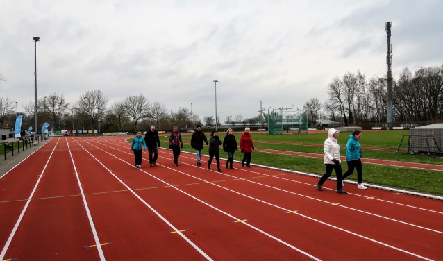 Wandelen in de groep voor mensen met een chronische aandoening. Foto: Luuk Stam