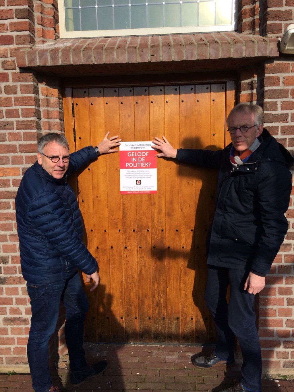 Dominees als pamflet plakkende actievoerders? Het valt mee. De predikanten Janssen (links) en Gaastra vragen alleen maar aandacht voor de debatavond 'Geloof in de politiek?' op 19 februari. Foto: PR.