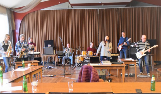Stijn Wuite (l.) en organisator Cris ten Cate (r.) repeteren met andere muzikanten één van de vele nummers in zaal Herfkens. Foto: Alice Rouwhorst