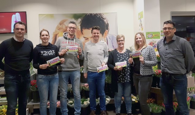 V.l.n.r.: Rogier van Essen (SponsorKoning), Marjon Harmsen (GV Achilles, SV Quintus en RV Bosruiters), Edwin Doenbeek (DVO), Richard Hollak (DVO), Joke Berendsen (OBS de Rank), Sanne Molenveld (RV PC Hengelo Gld) en Arnold van Ommeren (Albert Heijn Hengelo). Foto: PR