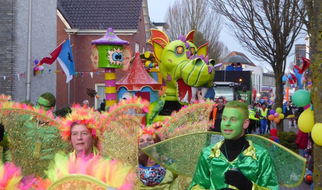 Bonte stoet trekt door Neede. Foto: Rob Weeber