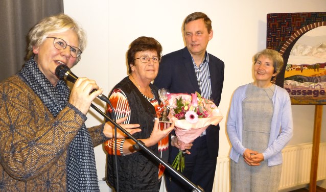 Gerrie Lammers (tweede van links) wordt toegesproken door voorzitter Anja Enserink. Rechts het echtpaar Stapelkamp. Foto: Leis Beernink