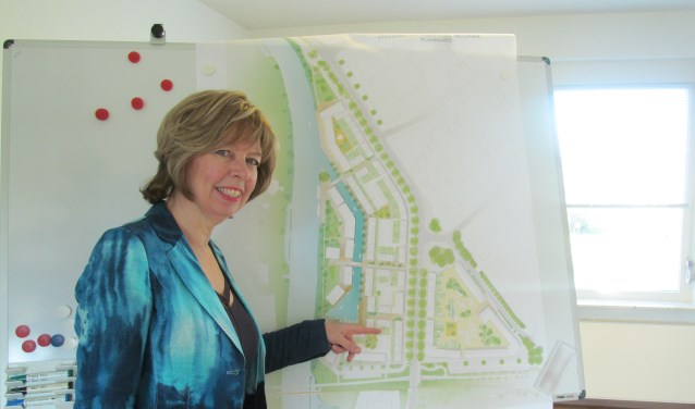 Wethouder Ingrid Lambregts met de tekening van Iseldoks II. Foto: Bert Vinkenborg