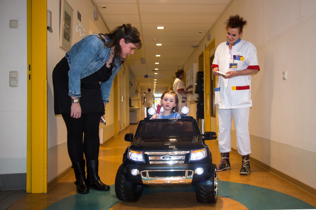 Fenna in een van de drie auto's in het Slingeland Ziekenhuis, Foto: Burry van den Brink