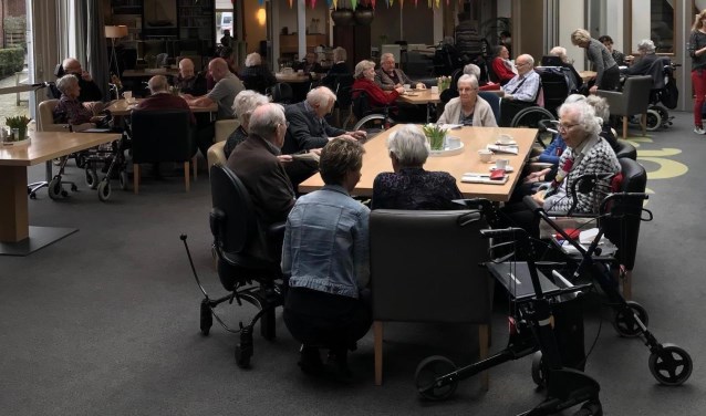 Gasten, personeel en vrijwilligers genoten van een feestelijke jubileumdag. Foto: Margaret Blijleven