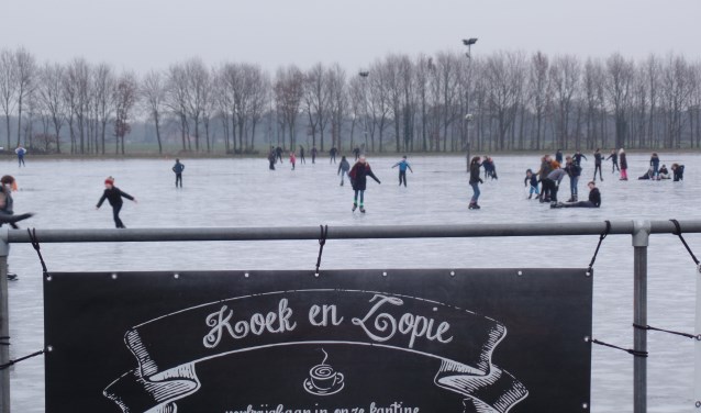 Het was er vrijdag gezellig druk op de Ruurlose ijsbaan. Foto: Jan Hendriksen