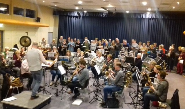 De eerste gezamenlijke repetitie van muziekvereniging AMDG en Popkoor Different Voices. Foto: Petrouchka Kaasenbrood