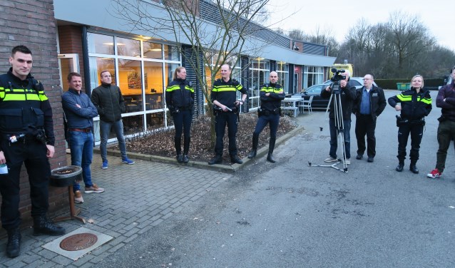 Medewerkers aan de preventieactie worden geïnstrueerd. Foto: Theo Huijskes