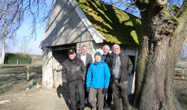 Dolf Wisselink (bestuurslid stichting fiets- en kerkenpaden), Richard Krabben (beleidsadviseur), Marjon Groot Nibbelink, Joop Lammers (beiden bestuurslid) en Henk Hengeveld (wethouder). Foto: Walter Hobelman