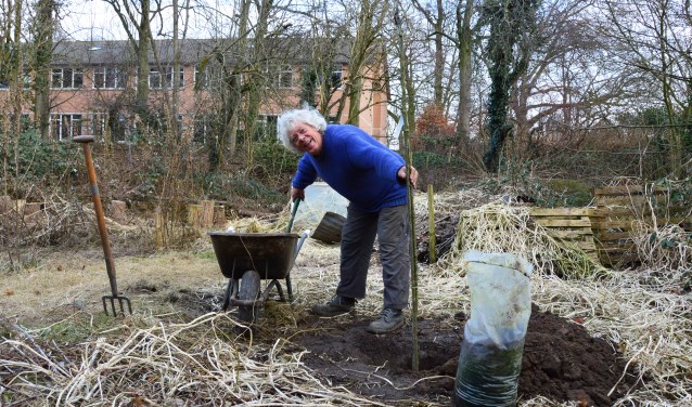 Tuinbaas Gerritthe van der Bijl met de ‘Bonne Louise d’Avranches’. Foto: PR