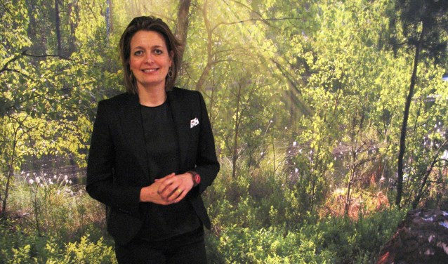 Lijsttrekker Ilse Saris wil graag meer groen in het dorp. Foto: Bernhard Harfsterkamp
