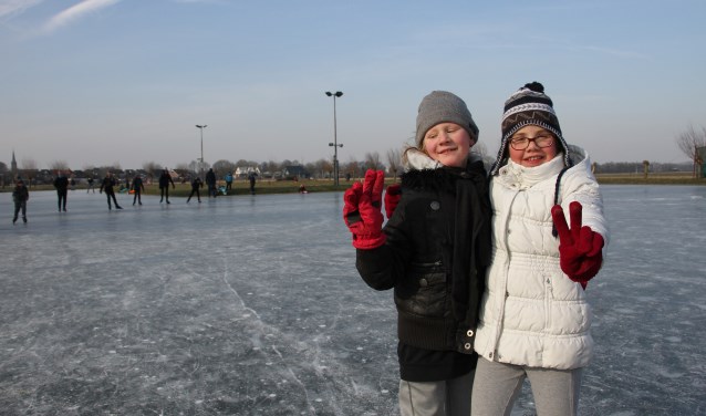 Demi van Beek (l.) en Ise Vredegoor hebben veel plezier op de schaatsbaan. Foto: Liesbeth Spaansen