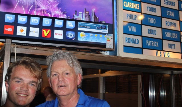 Pelle Walterbos (links), winnaar van de hoofdprijs van de najaars FF 2017, met VSVG-voorzitter Geert Jan Stokkers (rechts). Foto: Theo Huijskes