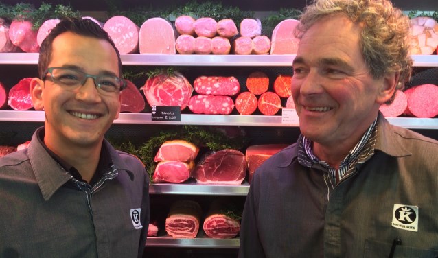 Fabian Salawan Bessie (l) neemt het stokje over van Hilbert van Dam. Foto: PR