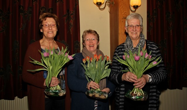 Jubilarissen Ineke Klein Lenderink, Antoinette Huurnink en Hennie van Hal. Foto: Liesbeth Spaansen