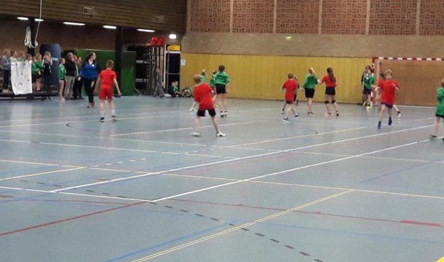 Strijd om de prijzen bij het Blauw-Wit-scholentoernooi. Foto: PR