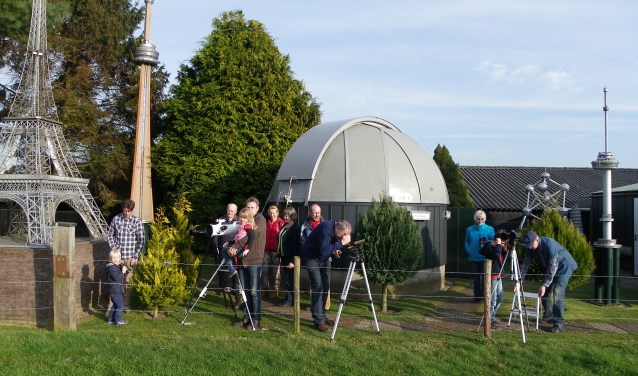 Bezoekers in de tuin van het Achterhoeks Planetarium in Toldijk. Foto: PR