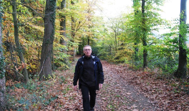 Rob Wolfs wandelt over het Kozakkenpad in 't Woold. Foto: Bernhard Harfsterkamp