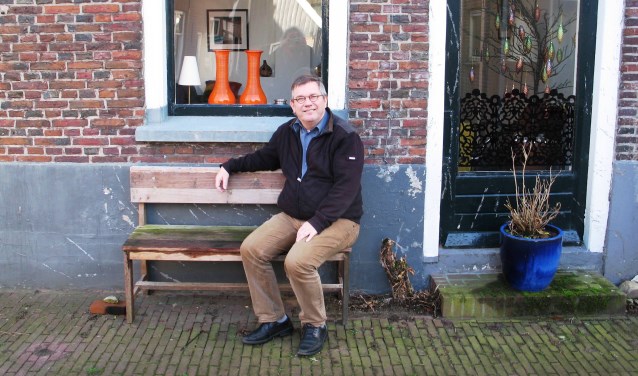 Joop Wikkerink voor zijn huis in Bredevoort. Foto: Bernhard Harfsterkamp