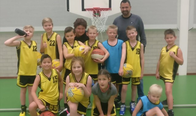 Jeugdspelers met trainers Annemarie Zoutman en Robbert de Ligt. Foto: PR