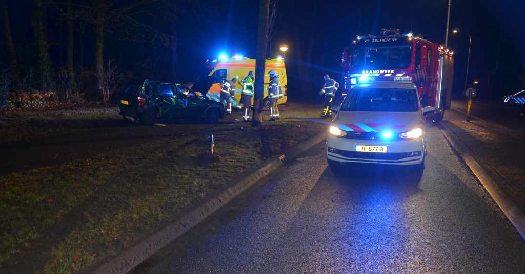 Automobilist gewond na slippartij en botsing in Zelhem. Foto: GinoPress B.V.