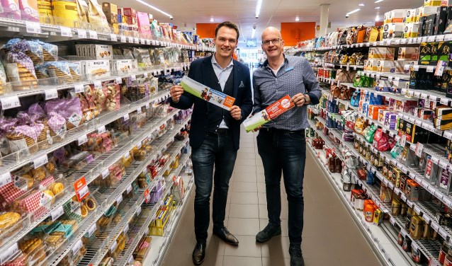 Rogier van Essen (links) van de Sponsorkoning en Heico Wansink van de Hengelose Albert Heijn. Foto: Luuk Stam