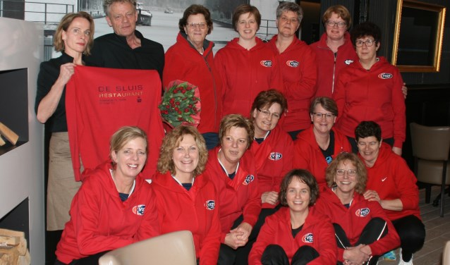 In aanwezigheid van voorzitter Joke van Santen van VIOS-Eefde en de eigenaren van De Sluis, Hans en Margreet Dikken, werden de nieuwe outfits aan de dames overhandigd. Foto: PR