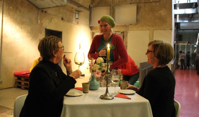 Raadslid Winkel-Moormann en burgemeester Bronsvoort dineren met PEERtoftheater. Foto: Annekée Cuppers.